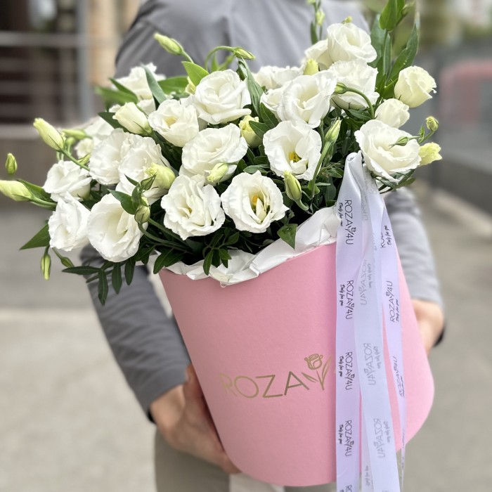 11 белых эустом в коробке