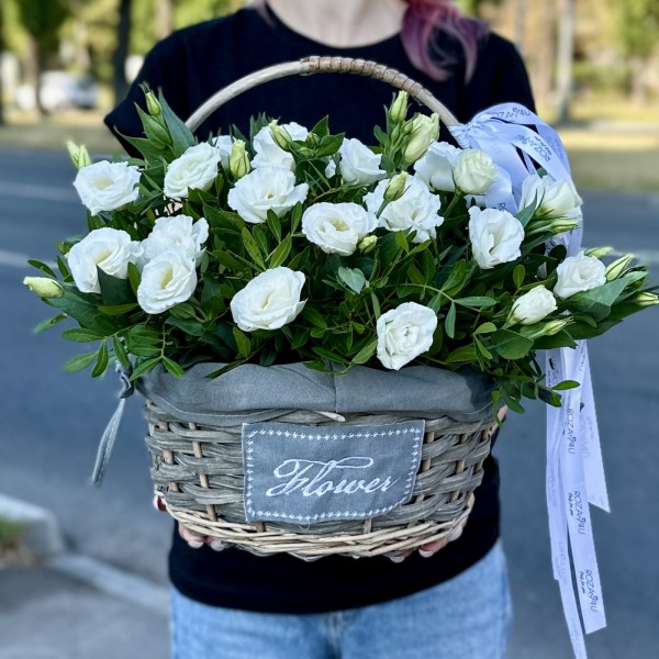11 белых эустом в корзине