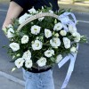11 белых эустом в корзине