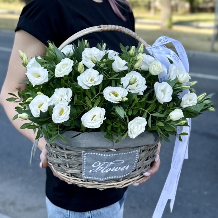 11 белых эустом в корзине