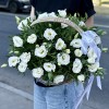 11 белых эустом в корзине
