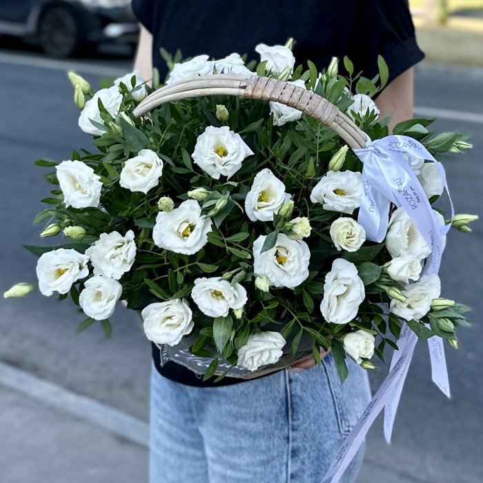 11 белых эустом в корзине