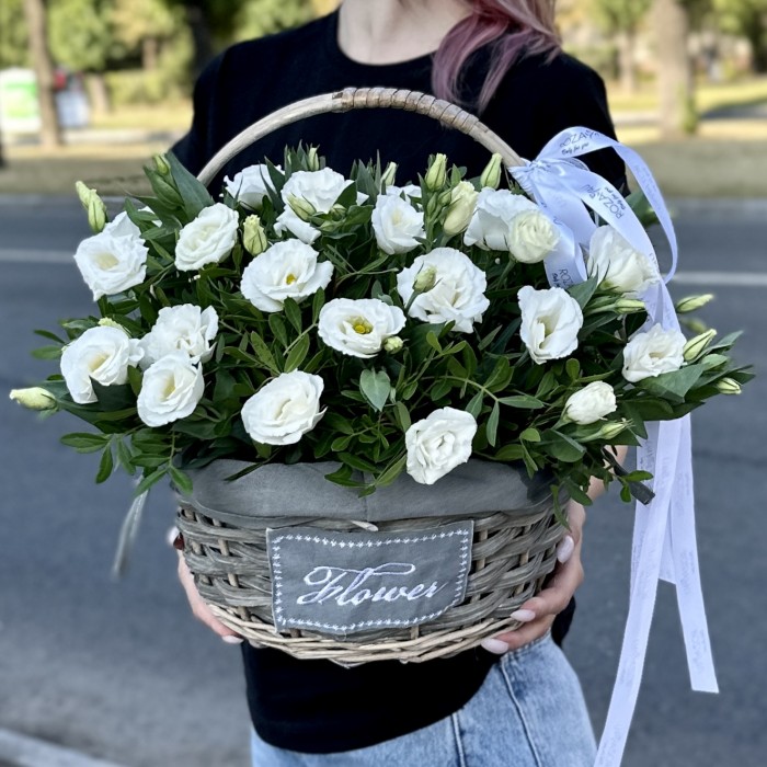 11 белых эустом в корзине