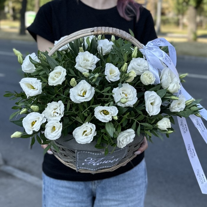 11 белых эустом в корзине