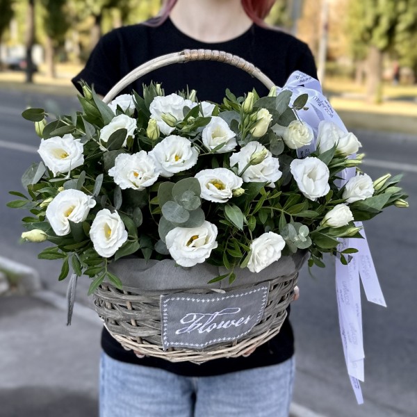 11 белых эустом в корзине с эвкалиптом