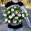11 белых эустом в корзине с эвкалиптом