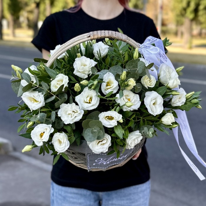 11 белых эустом в корзине с эвкалиптом