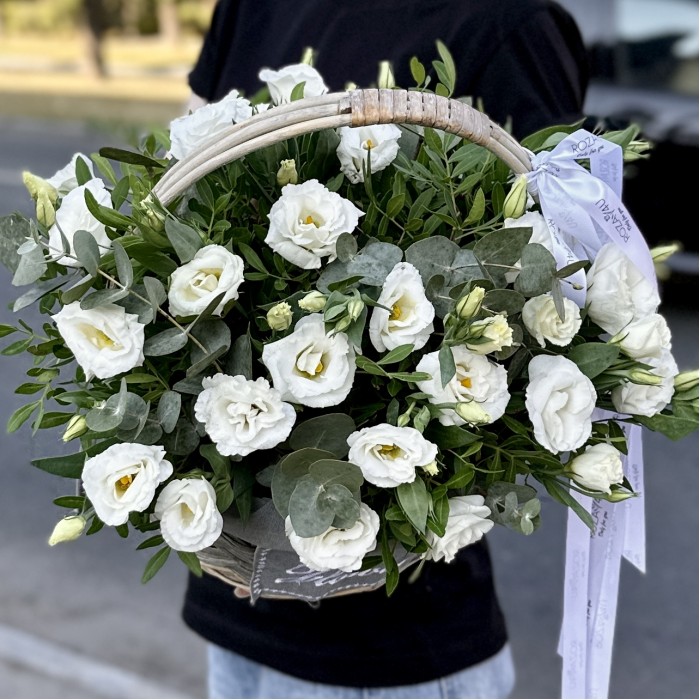 11 белых эустом в корзине с эвкалиптом