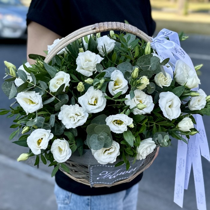 11 белых эустом в корзине с эвкалиптом