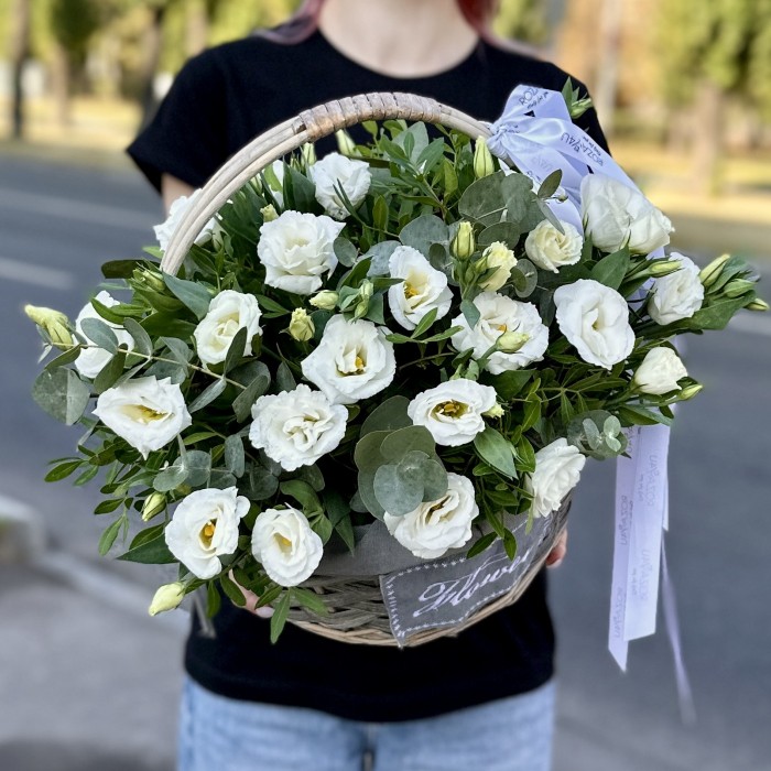 11 белых эустом в корзине с эвкалиптом