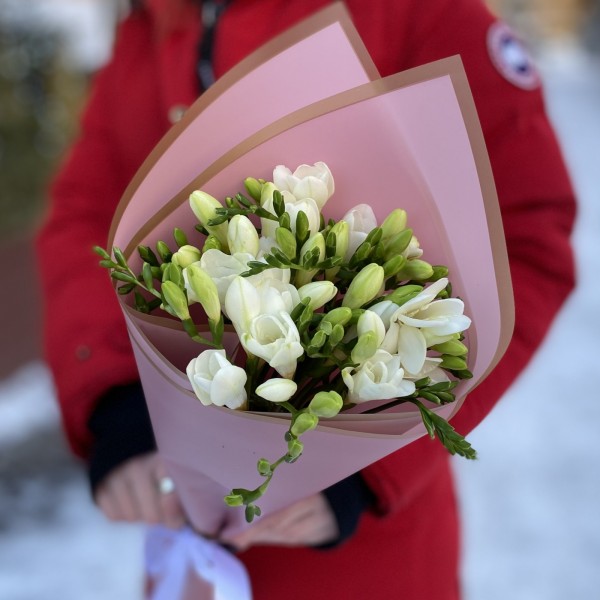 11 белых фрезий