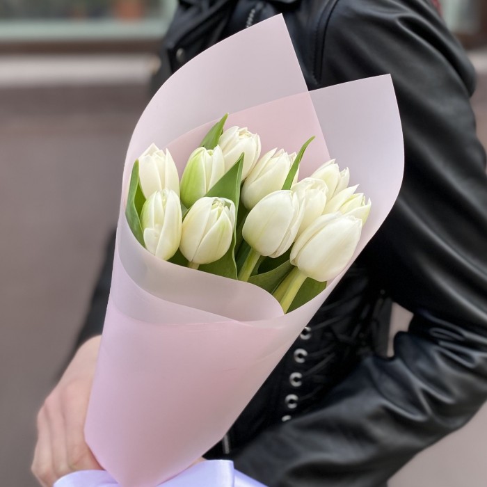 11 белых пионовидных тюльпанов