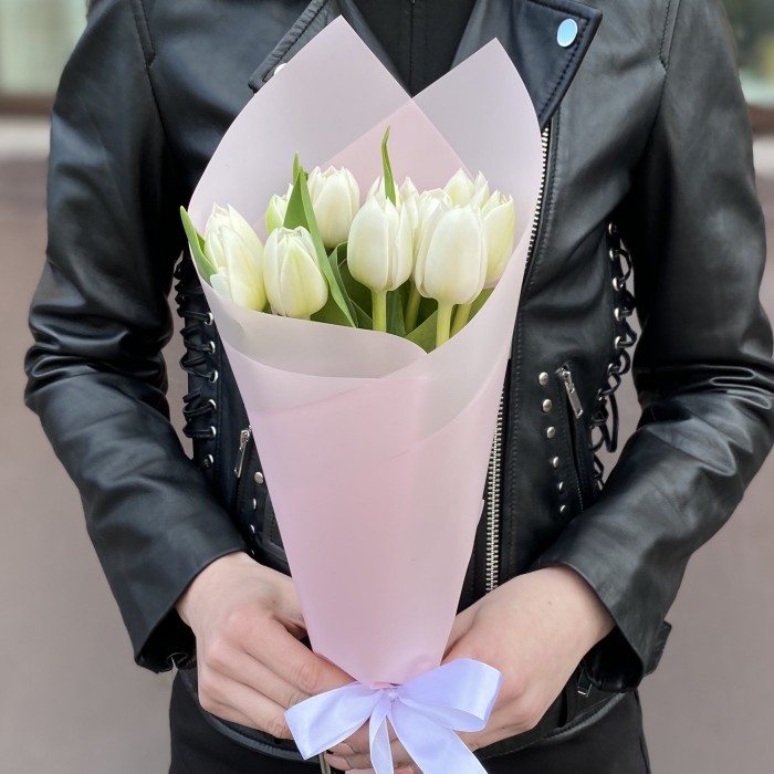 11 белых пионовидных тюльпанов