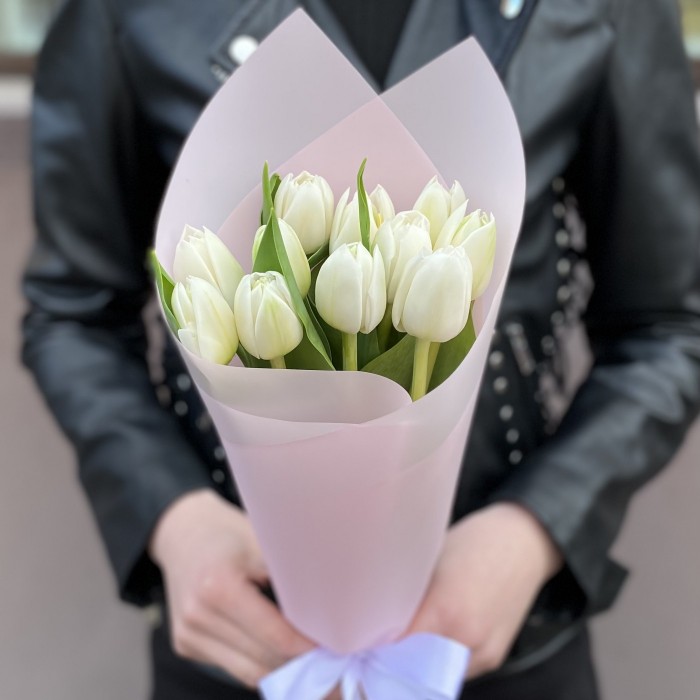 11 белых пионовидных тюльпанов