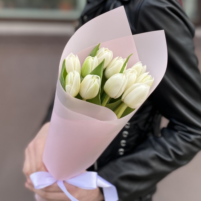 11 белых пионовидных тюльпанов