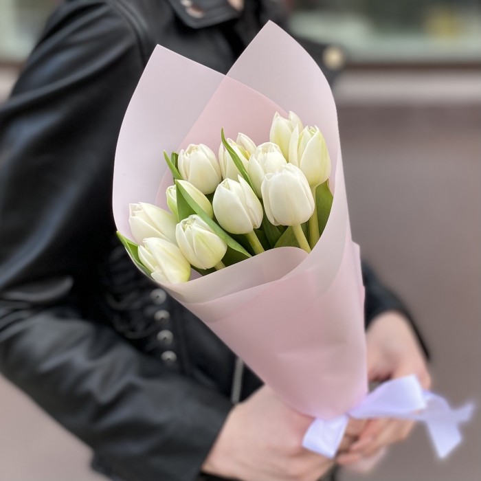 11 белых пионовидных тюльпанов