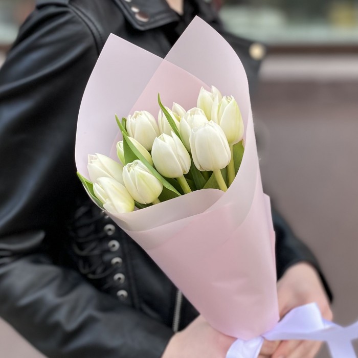 11 белых пионовидных тюльпанов