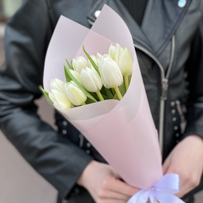 11 белых пионовидных тюльпанов