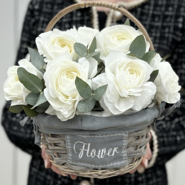 11 белых ранункулюсов в корзине