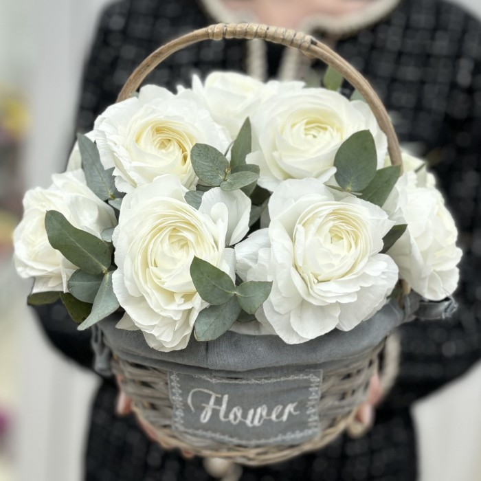 11 белых ранункулюсов в корзине