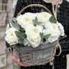 11 белых ранункулюсов в корзине