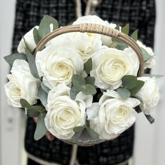 11 белых ранункулюсов в корзине