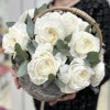 11 белых ранункулюсов в корзине