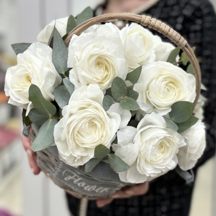 11 белых ранункулюсов в корзине