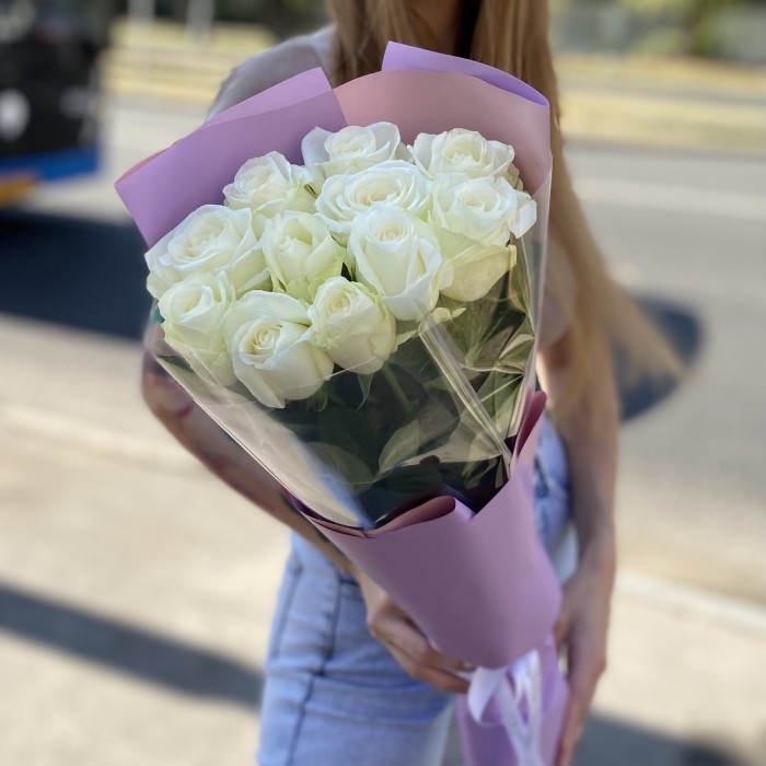 11 белых роз 60 см