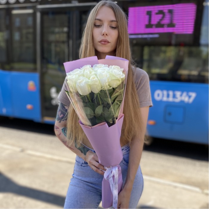 11 белых роз 60 см