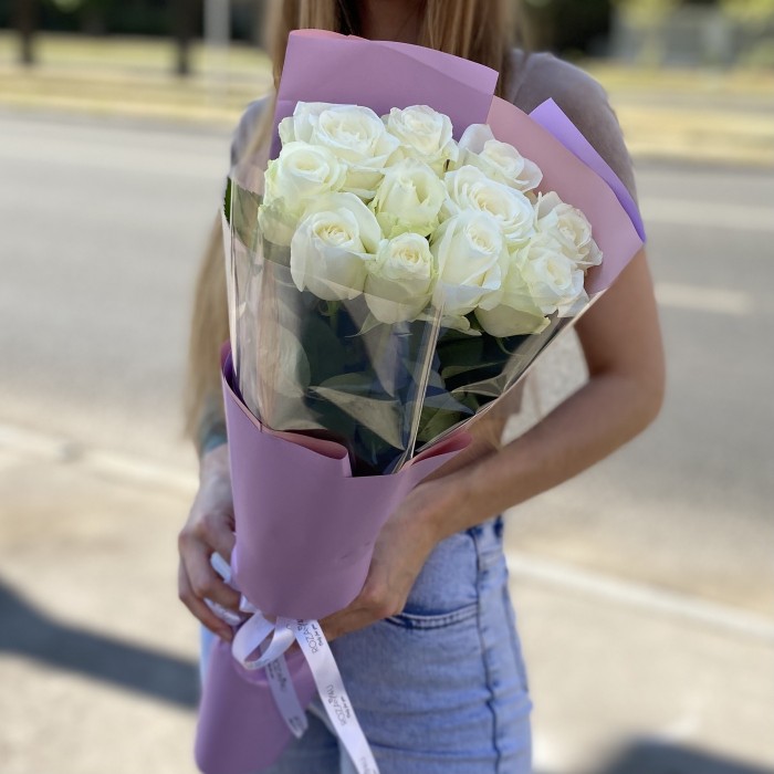 11 белых роз 60 см