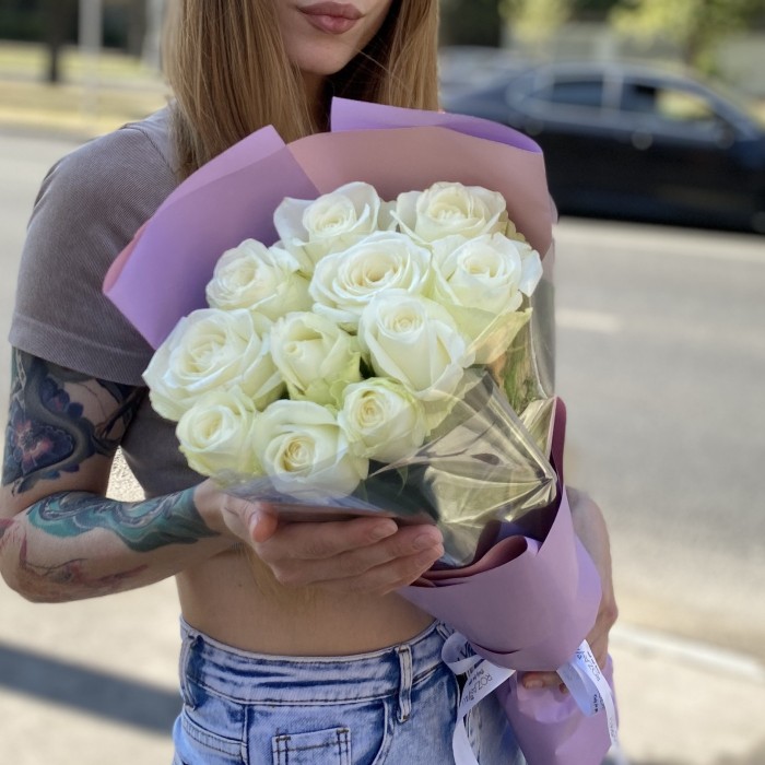 11 белых роз 60 см