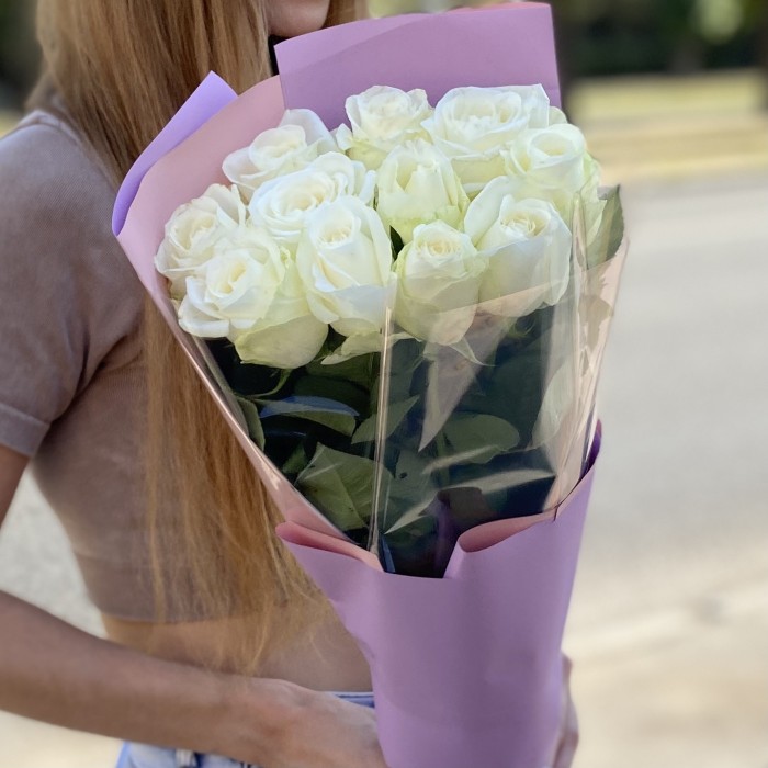 11 белых роз 60 см