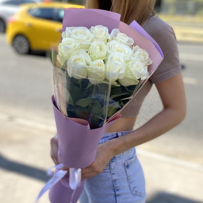11 белых роз 60 см