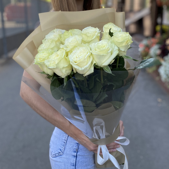 11 белых роз Мондиаль 60 см