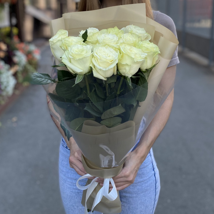 11 белых роз Мондиаль 60 см