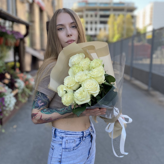11 белых роз Мондиаль 60 см