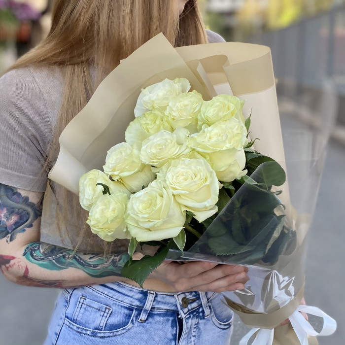 11 белых роз Мондиаль 60 см