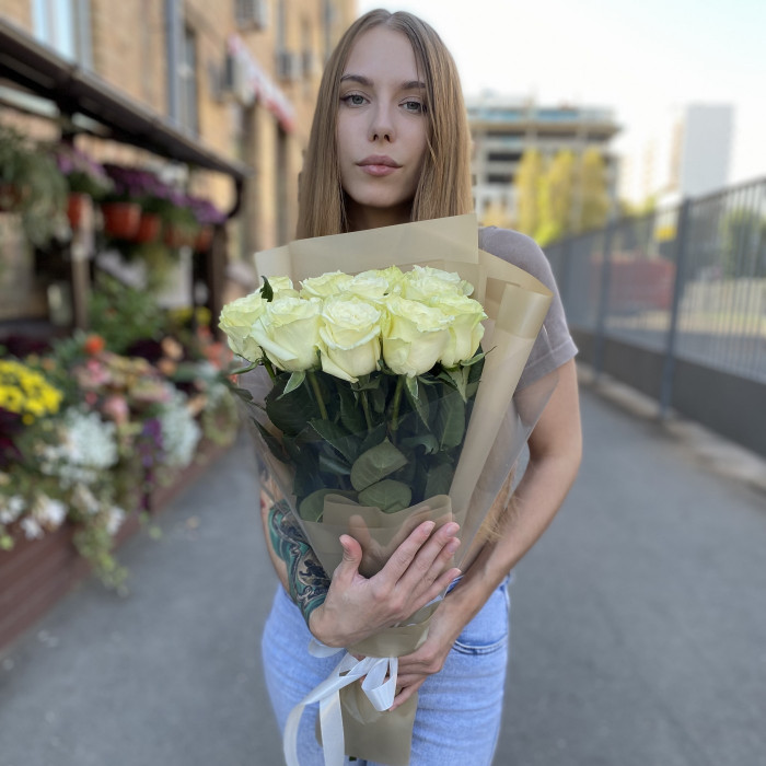 11 белых роз Мондиаль 60 см