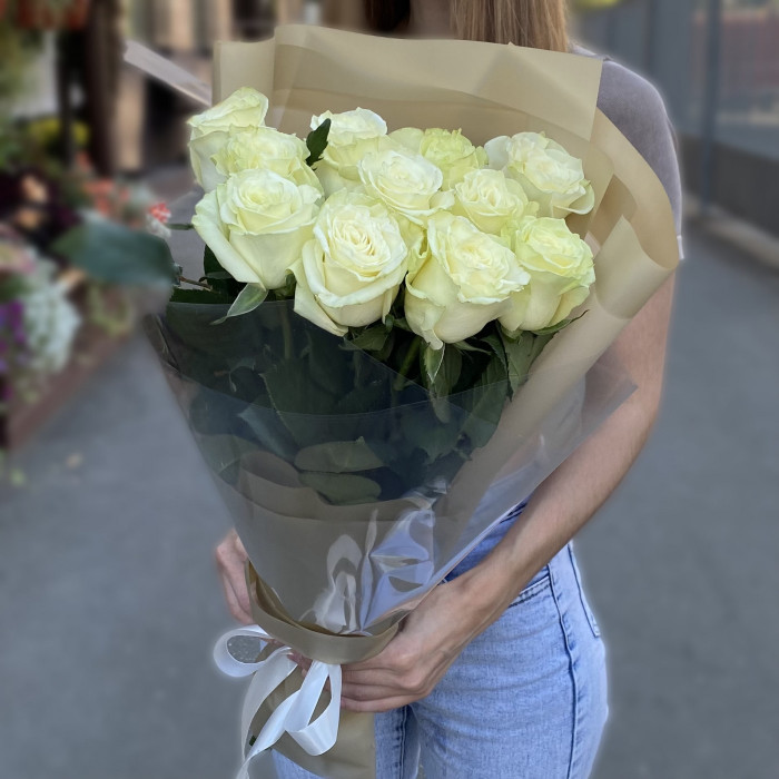 11 белых роз Мондиаль 60 см