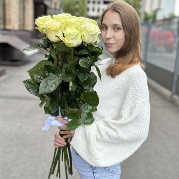 11 белых роз Мондиаль 80 см