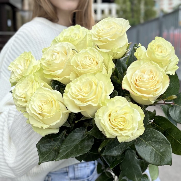 11 белых роз Мондиаль 80 см