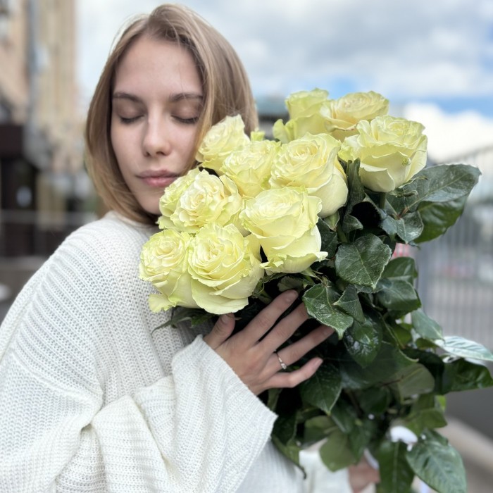 11 белых роз Мондиаль 80 см