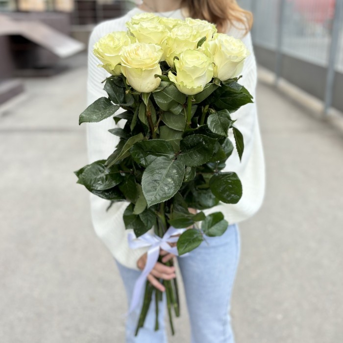 11 белых роз Мондиаль 80 см