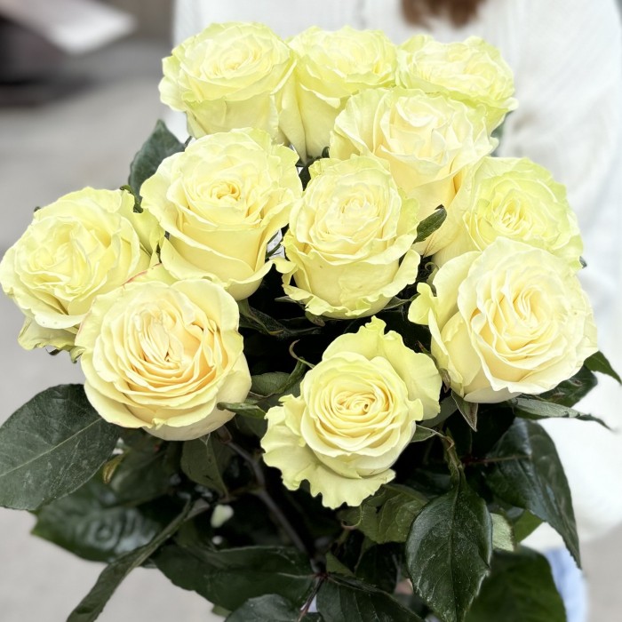 11 белых роз Мондиаль 80 см