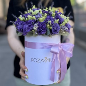 11 фиолетовых эустом в коробке