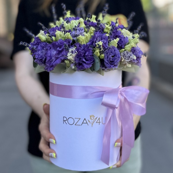 11 фиолетовых эустом в коробке