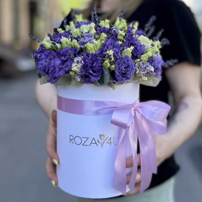 11 фиолетовых эустом в коробке