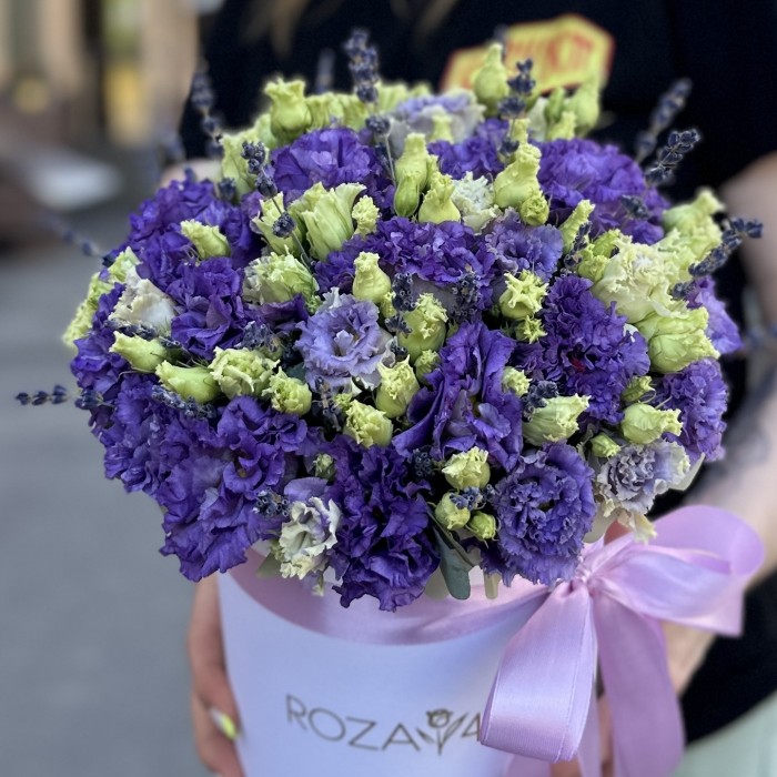 11 фиолетовых эустом в коробке