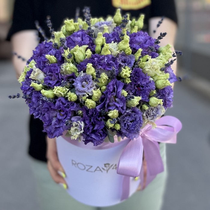 11 фиолетовых эустом в коробке